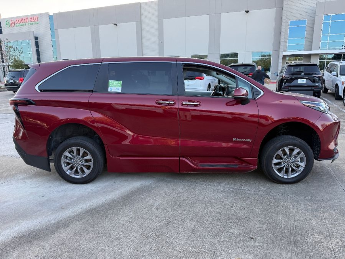 2025 TOYOTA SIENNA - Image 2