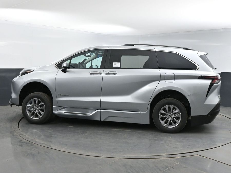 New 2025 Toyota Sienna Hybrid XLE Plus - BraunAbility Side Entry Entry Fold Out Automatic Ramp