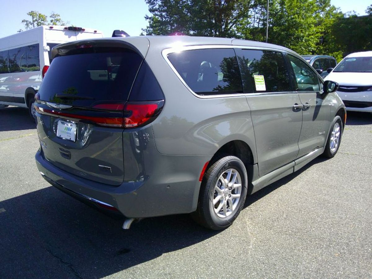 Grey Chrysler Pacifica image number 8