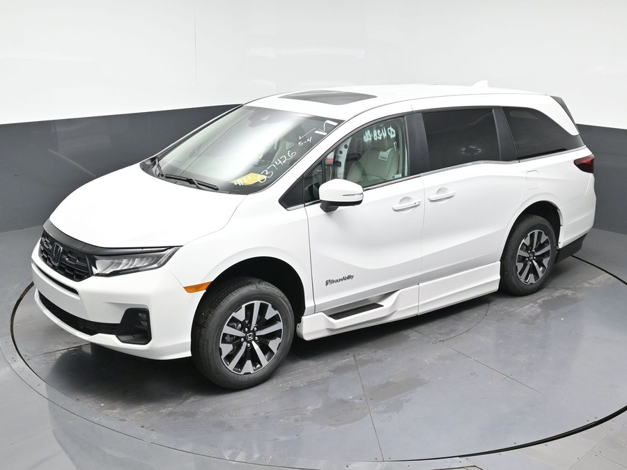 White Honda Odyssey image number 20