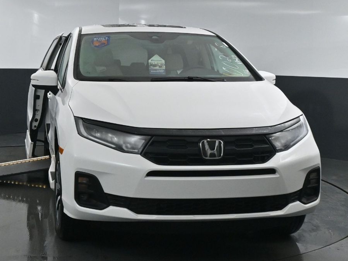 White Honda Odyssey image number 1
