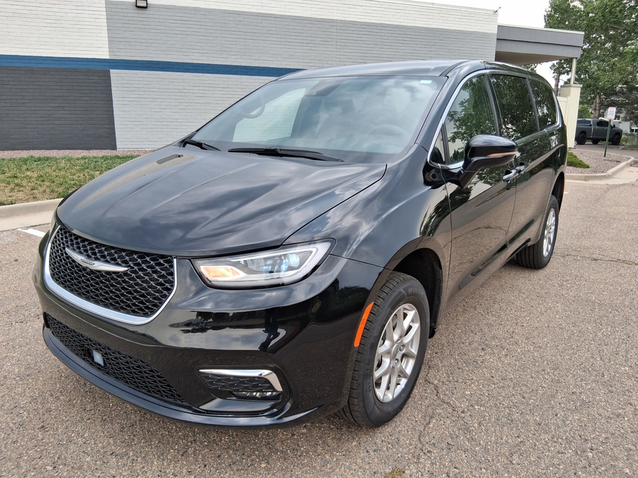 Black Chrysler Pacifica image number 3