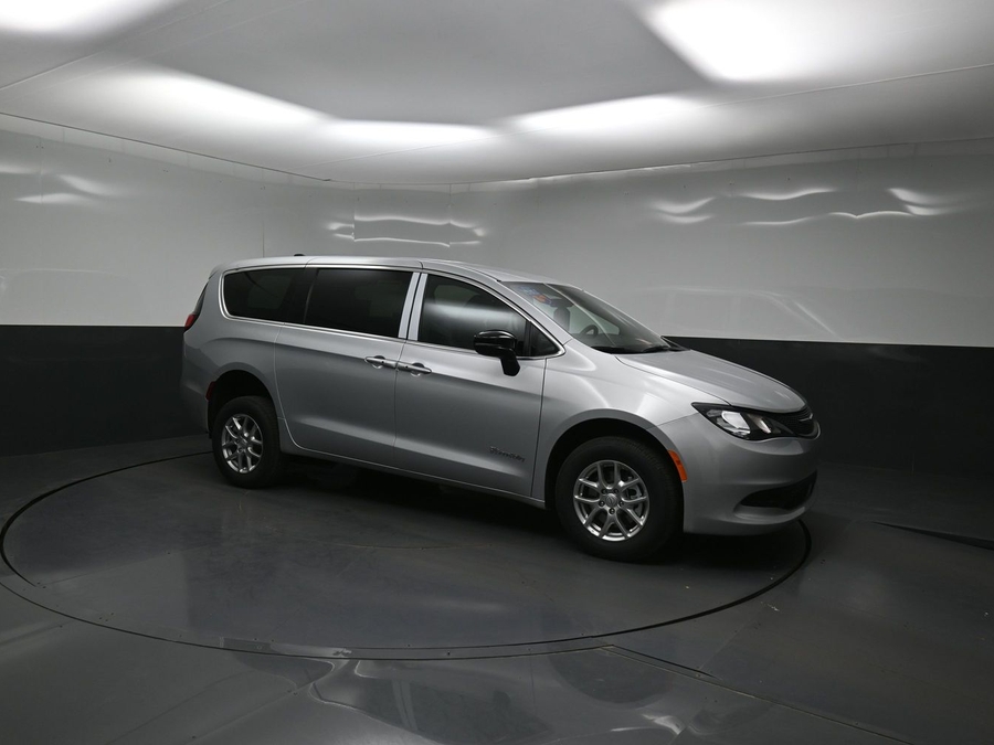 Silver Chrysler Voyager image number 16