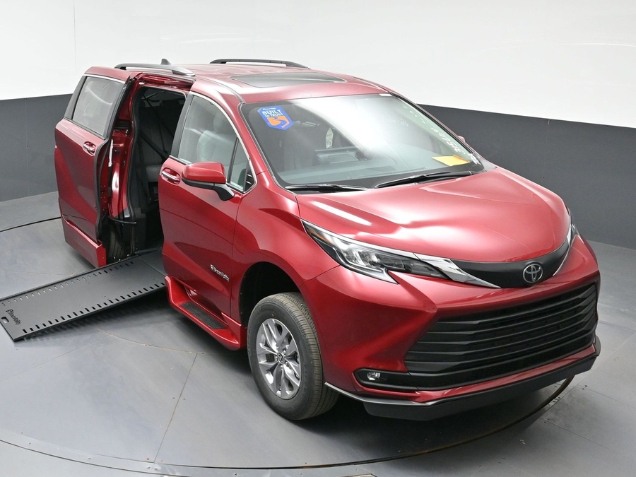 New 2026 Toyota Sienna Hybrid XLE Base - BraunAbility Side Entry In Floor Automatic Ramp