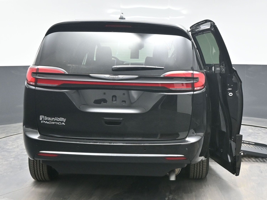 Black Chrysler Pacifica image number 5