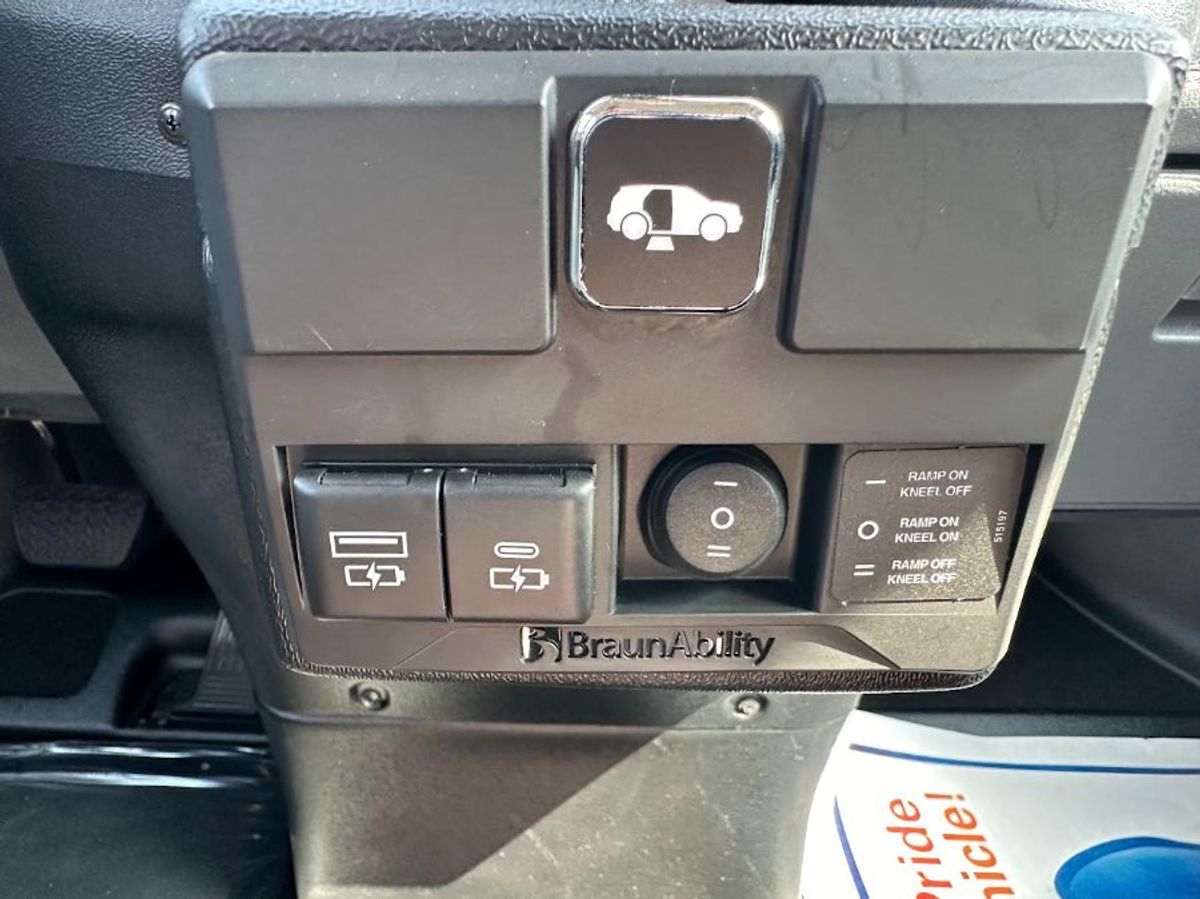 Silver Toyota Sienna image number 20