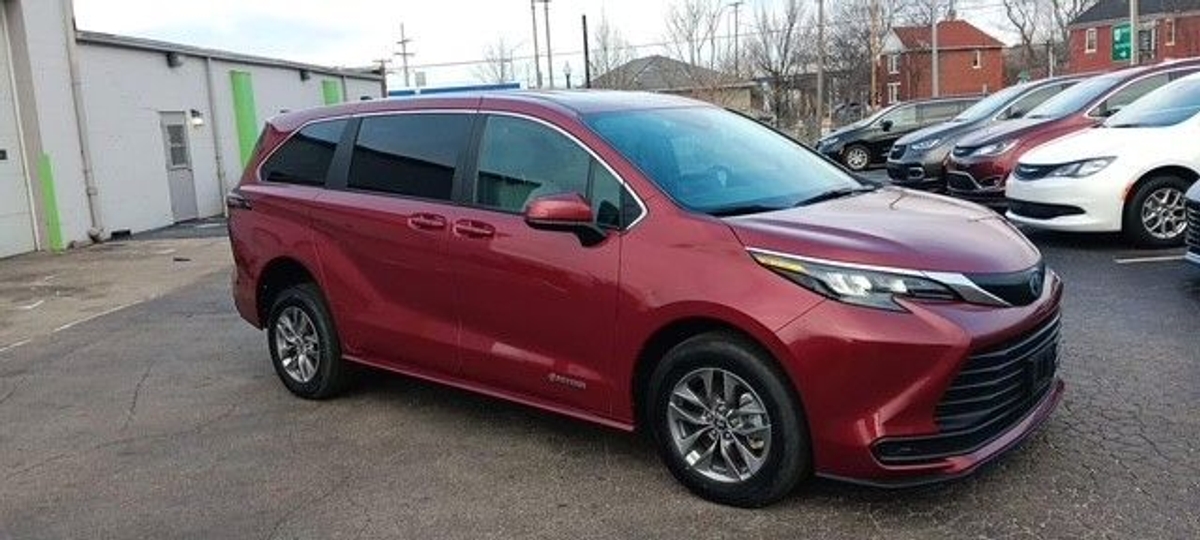 Red Toyota Sienna image number 5