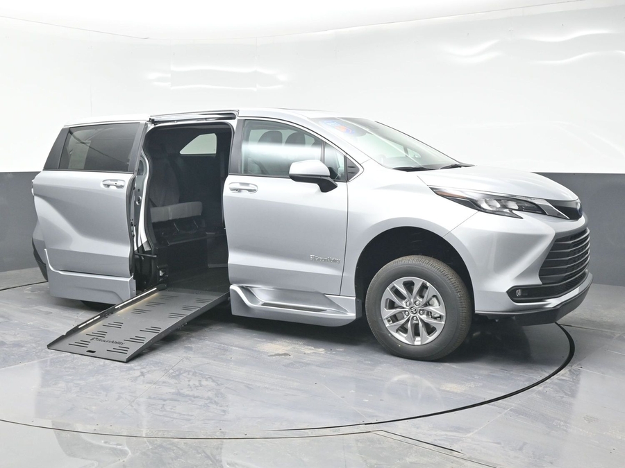 New 2025 Toyota Sienna Hybrid XLE Base - BraunAbility Side Entry Entry Fold Out Automatic Ramp
