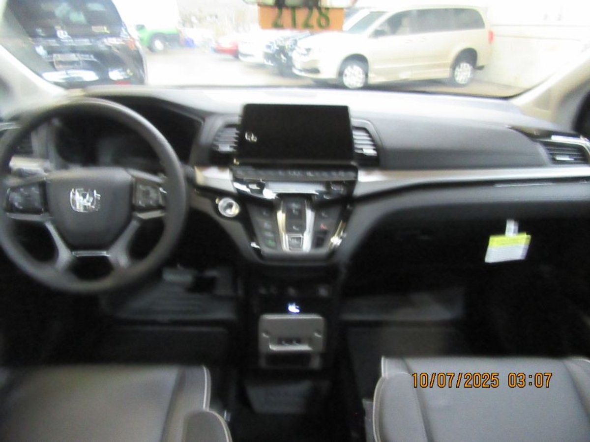 Black Honda Odyssey image number 22