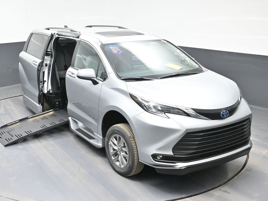 New 2025 Toyota Sienna Hybrid XLE Plus - BraunAbility Side Entry Entry Fold Out Automatic Ramp