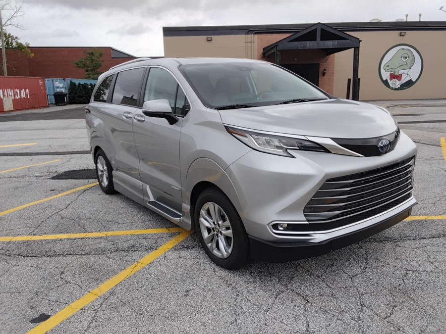 Silver Toyota Sienna image number 18