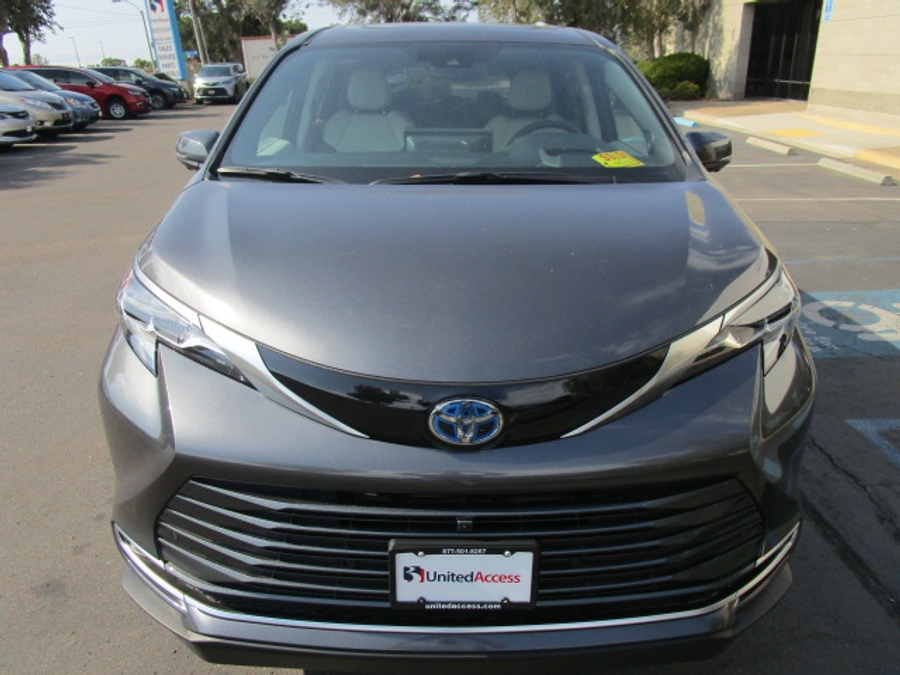 New 2025 Toyota Sienna Hybrid Platinum - BraunAbility Side Entry Entry Fold Out Automatic Ramp