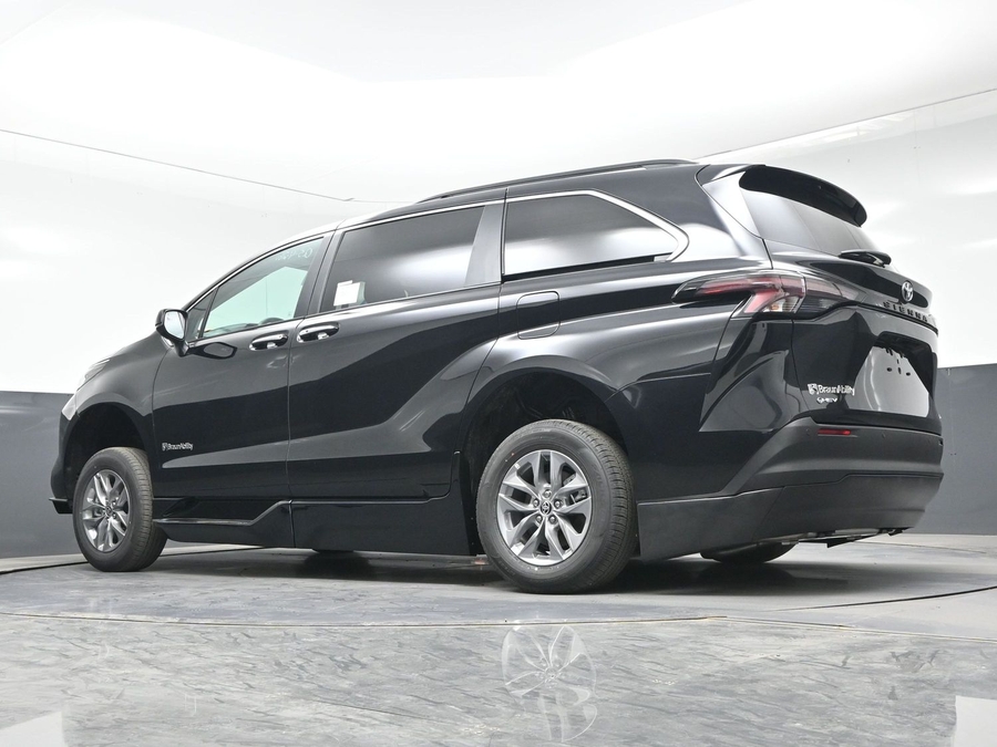 Black Toyota Sienna image number 17
