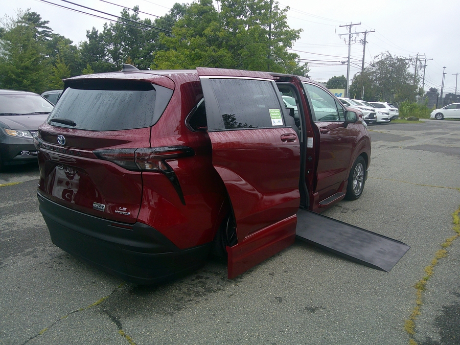 2022 Toyota Sienna LE - Photo 3