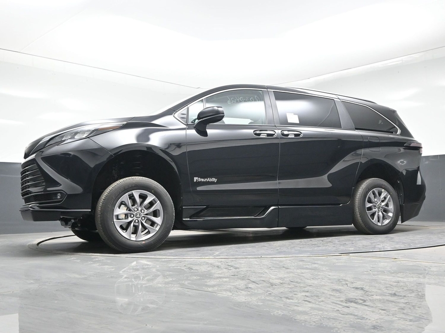 Black Toyota Sienna image number 19