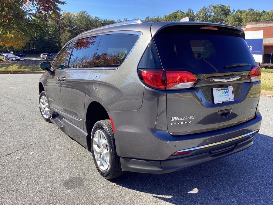Chrysler Pacifica gris imagen numero 4