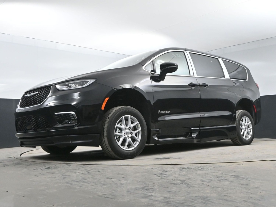 New 2026 Chrysler Pacifica Select Safety - BraunAbility Side Entry Entry Fold Out Automatic Ramp