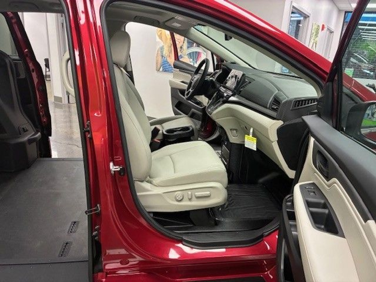 Red Honda Odyssey image number 4