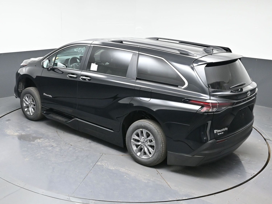 Imagen de la Toyota Sienna negra número 21