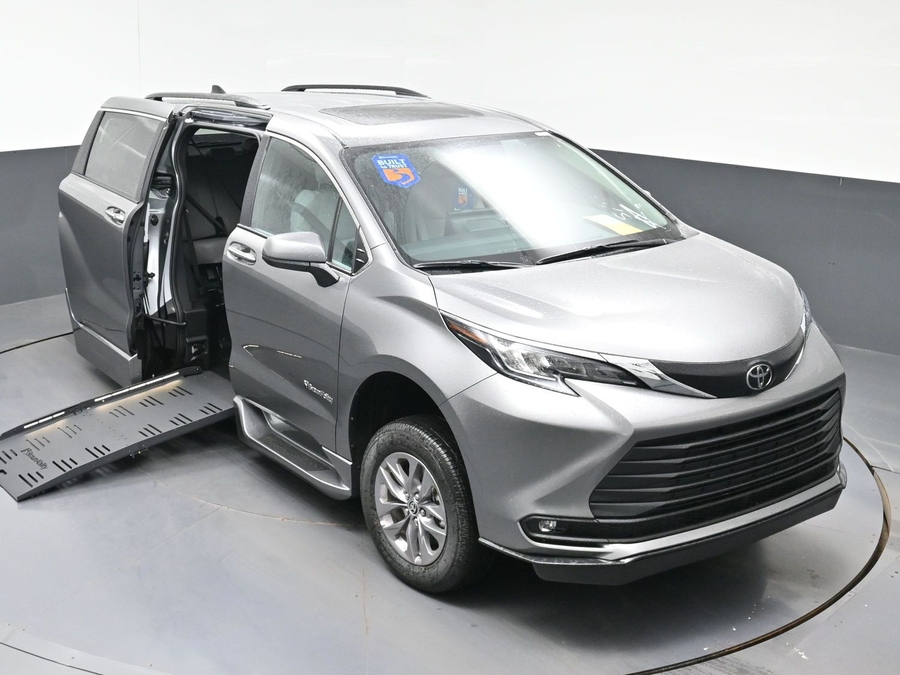 New 2026 Toyota Sienna Hybrid XLE Base - BraunAbility Side Entry Entry Fold Out Automatic Ramp
