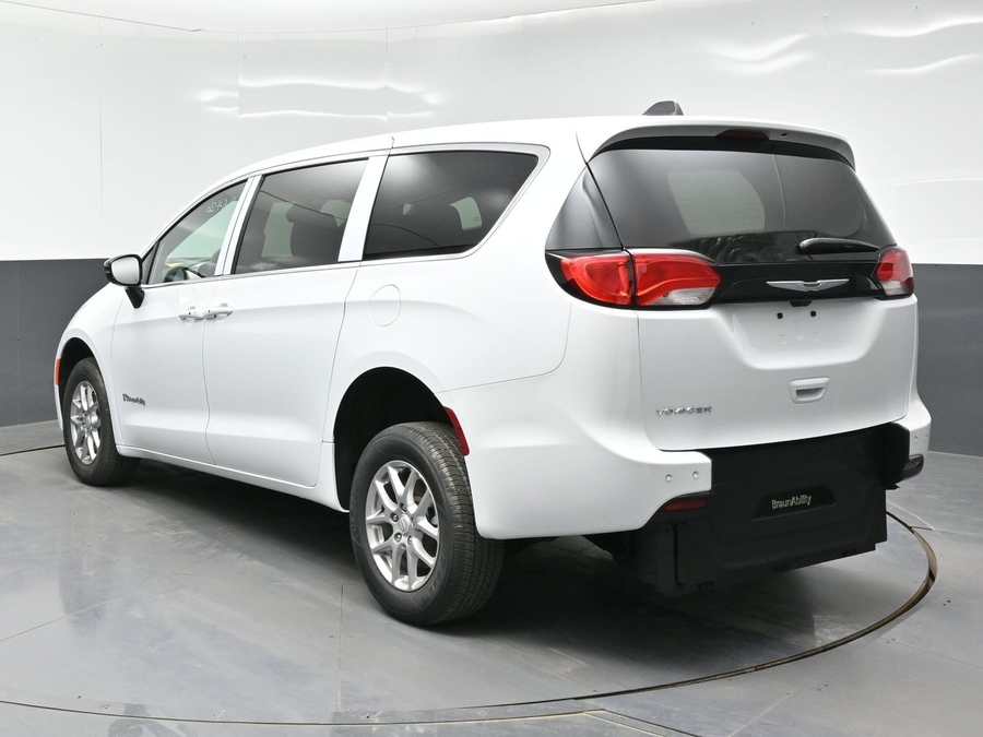 White Chrysler Voyager image number 4