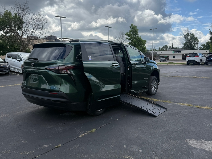 Green Toyota Sienna image number 8