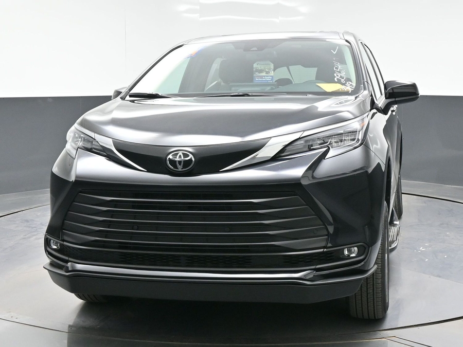 Black Toyota Sienna image number 1