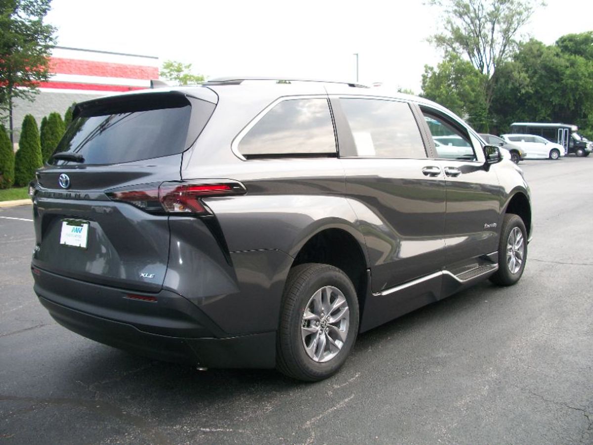 Grey Toyota Sienna image number 13