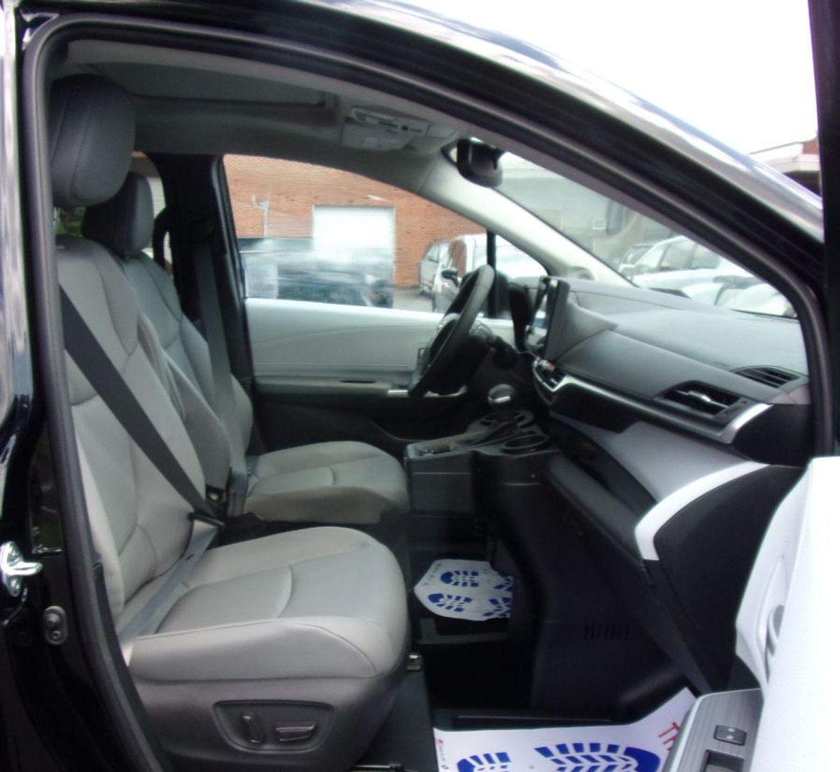 Black Toyota Sienna image number 14