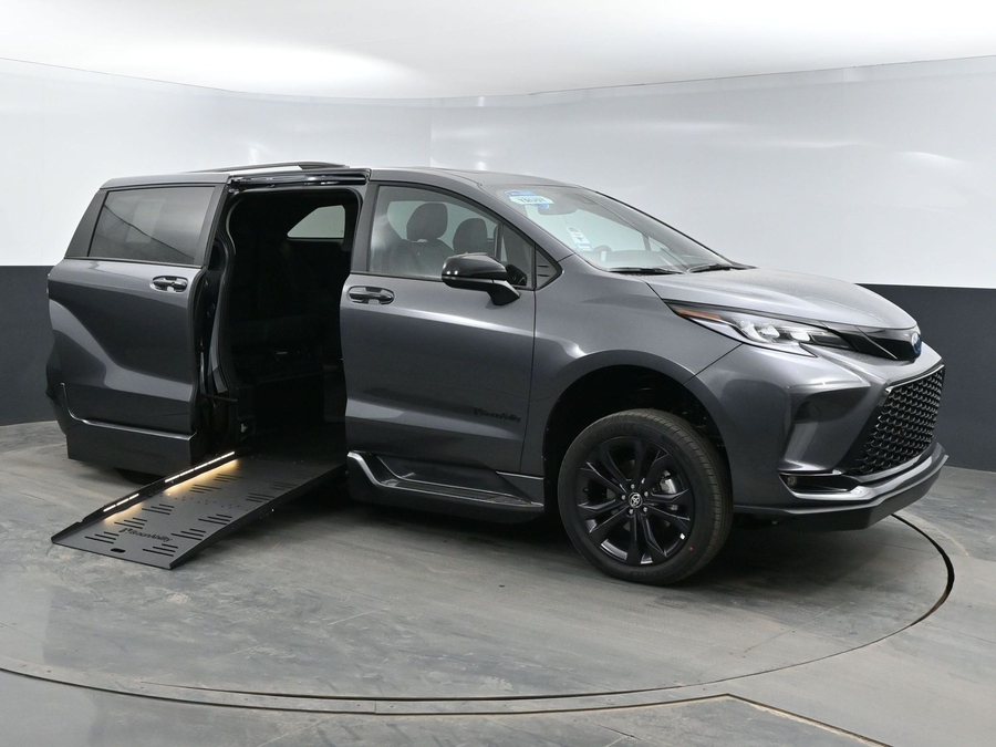 New 2025 Toyota Sienna Hybrid XSE Sport - BraunAbility Side Entry Entry Fold Out Automatic Ramp
