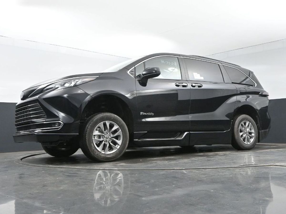 Black Toyota Sienna image number 11