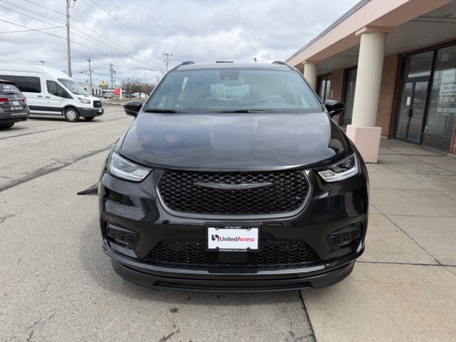 Used 2024 Chrysler Pacifica Touring L - BraunAbility Side Entry Entry Fold Out Automatic Ramp