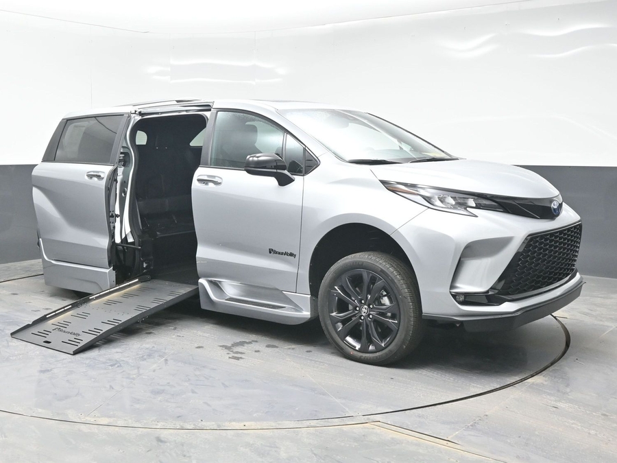 Silver Toyota Sienna image number 12