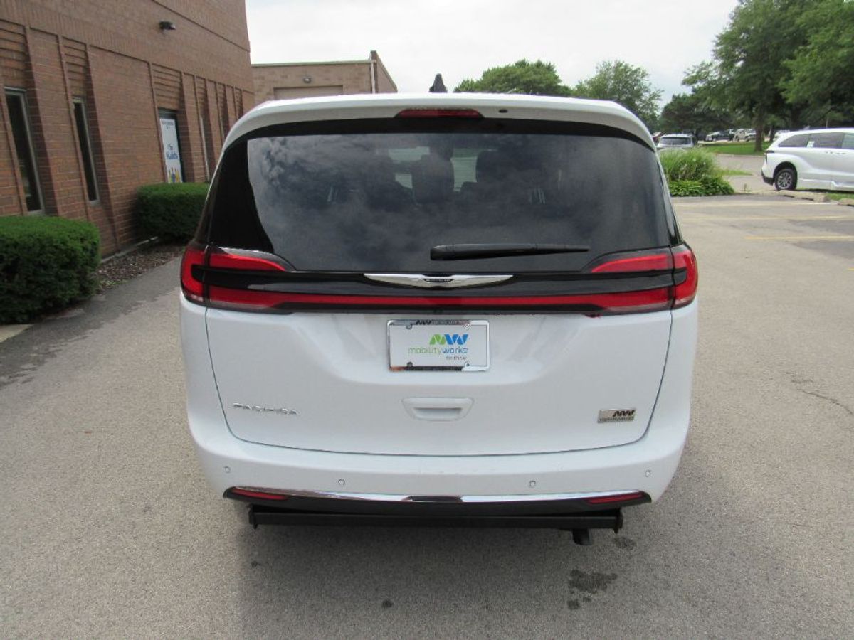 White Chrysler Pacifica image number 12
