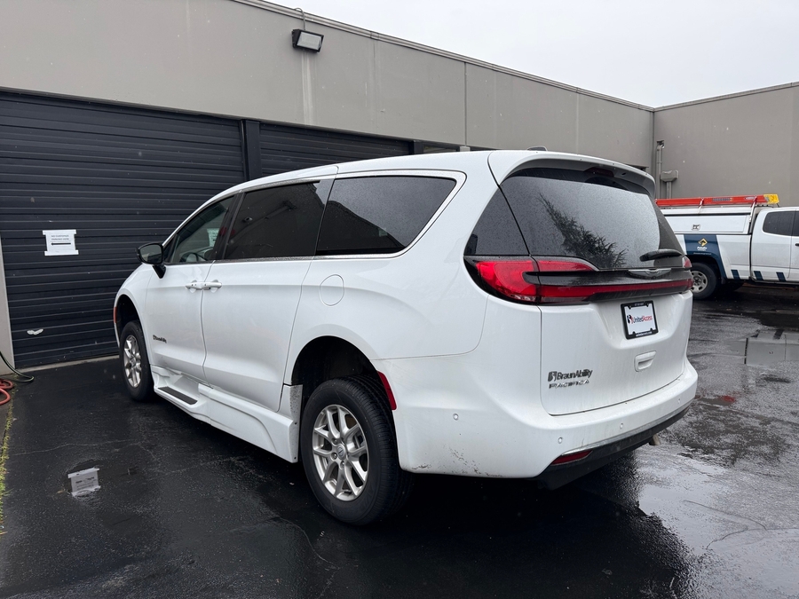 Used 2025 Chrysler Pacifica Select - BraunAbility Side Entry Entry In Floor Automatic Ramp