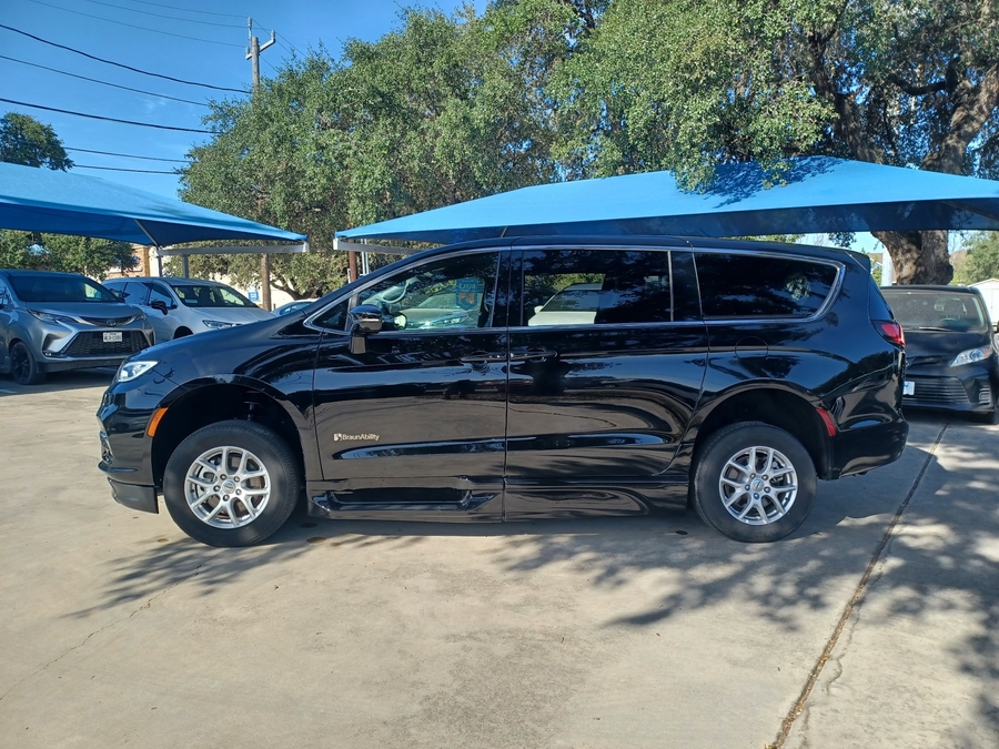 Black Chrysler Pacifica image number 6