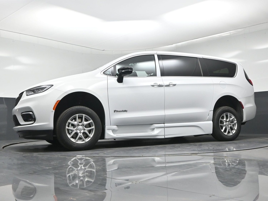 New 2026 Chrysler Pacifica Select Safety - BraunAbility Side Entry Fold Out Automatic Ramp