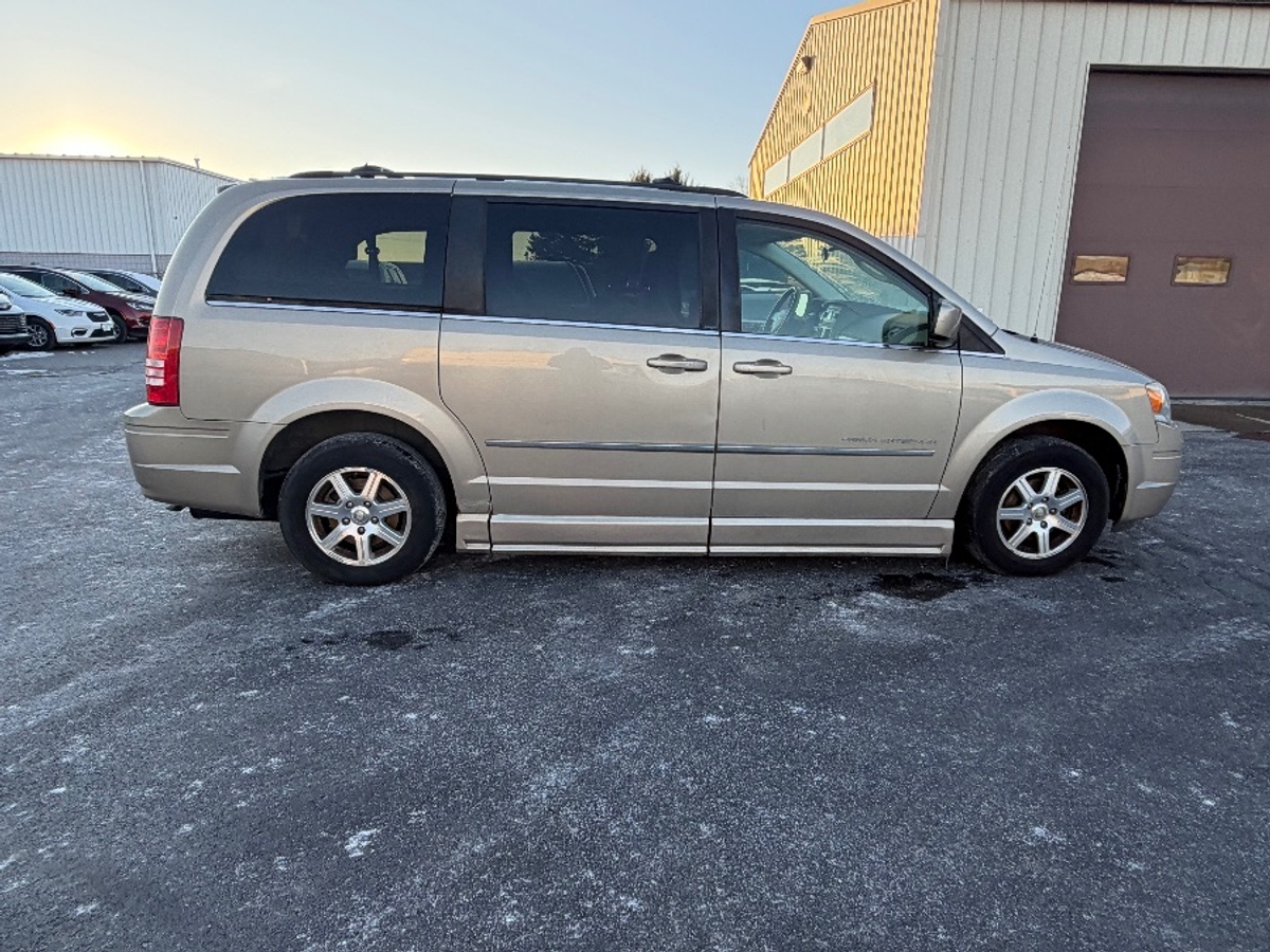 2009 CHRYSLER TOWN AND COUNTRY - Image 11