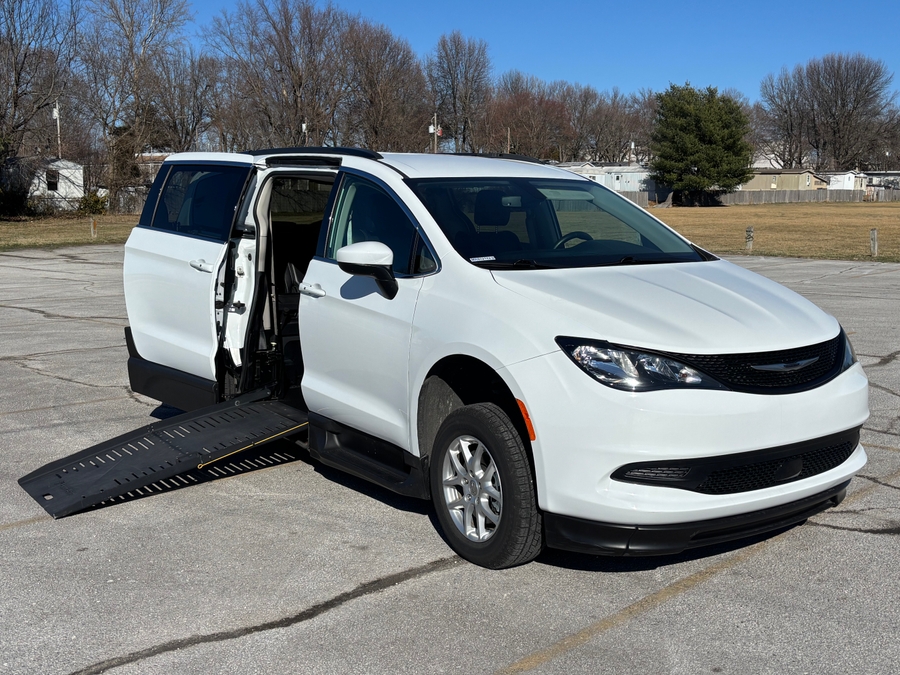 Used 2021 Chrysler Voyager LXi - BraunAbility Commercial Side Entry Entry Fold Out Manual Ramp