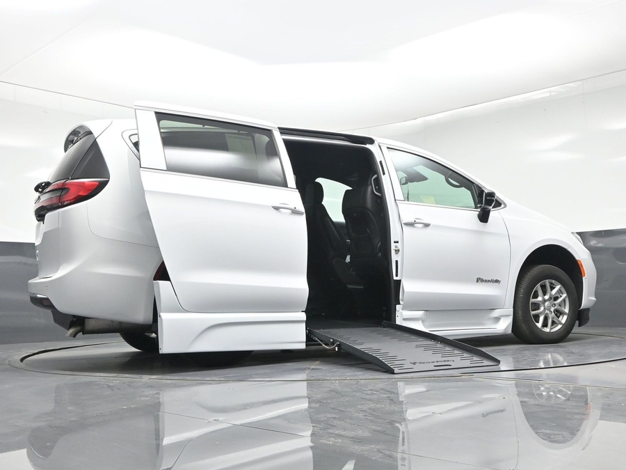White Chrysler Pacifica image number 19