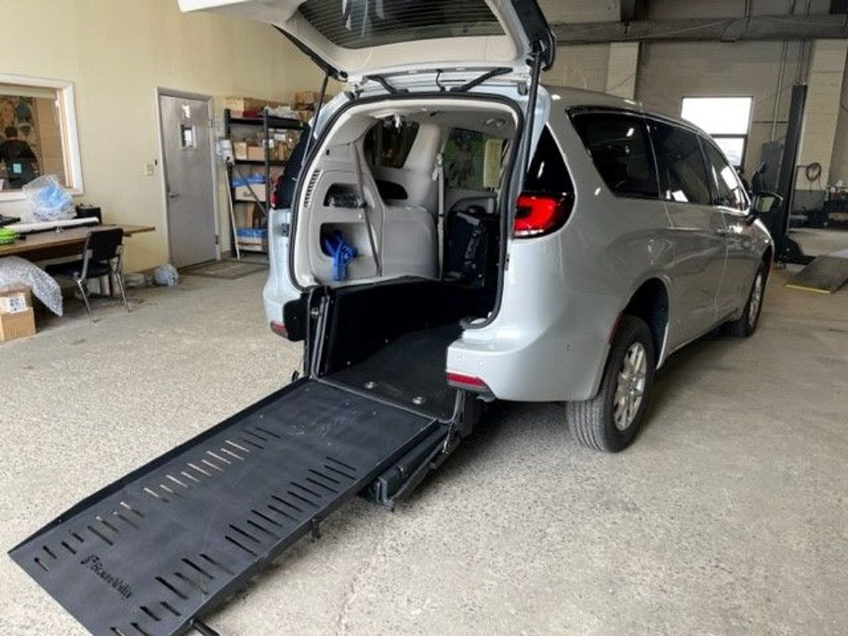 2023 CHRYSLER PACIFICA - Image 2