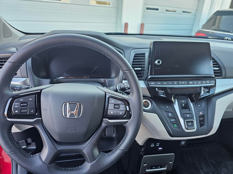 Red Honda Odyssey image number 10