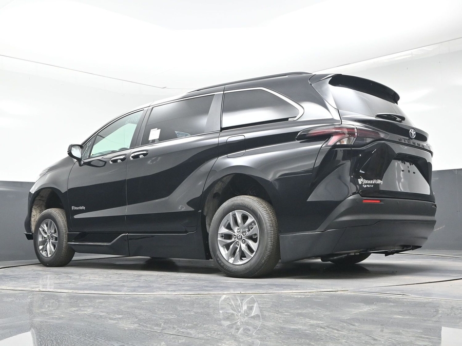 Black Toyota Sienna image number 20