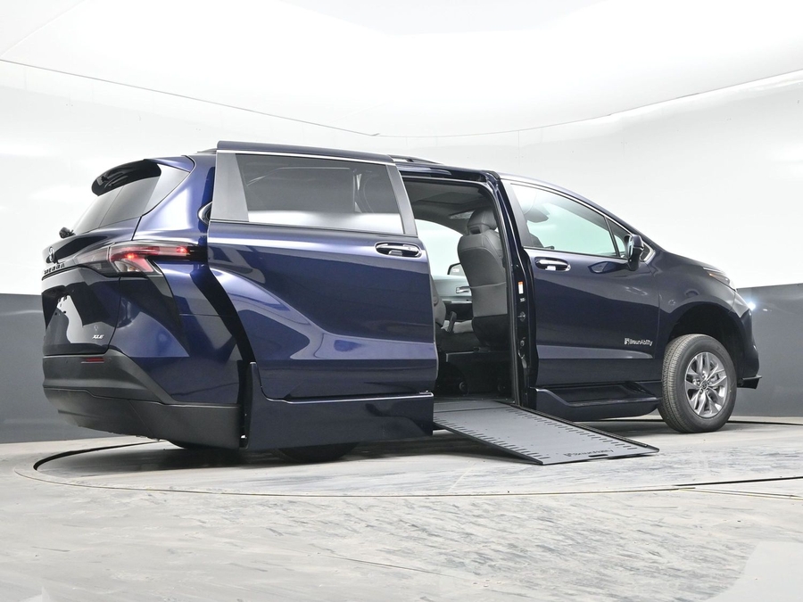 Blue Toyota Sienna image number 21