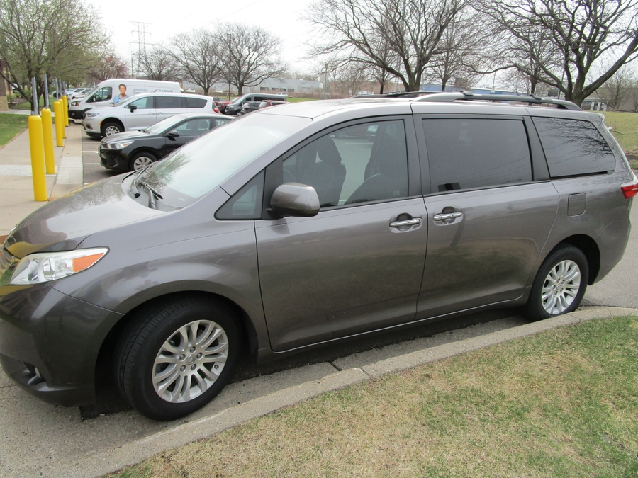Grey Toyota Sienna image number 3
