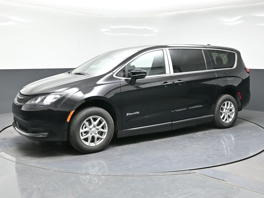 Black Chrysler Voyager image number 2