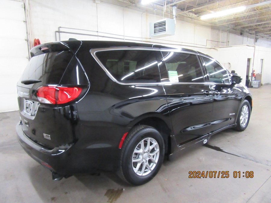 Black Chrysler Voyager image number 11