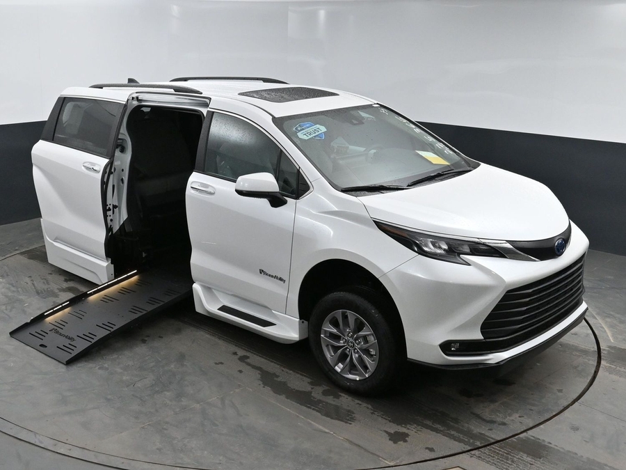 New 2025 Toyota Sienna Hybrid XLE Plus - BraunAbility Side Entry Entry Fold Out Automatic Ramp