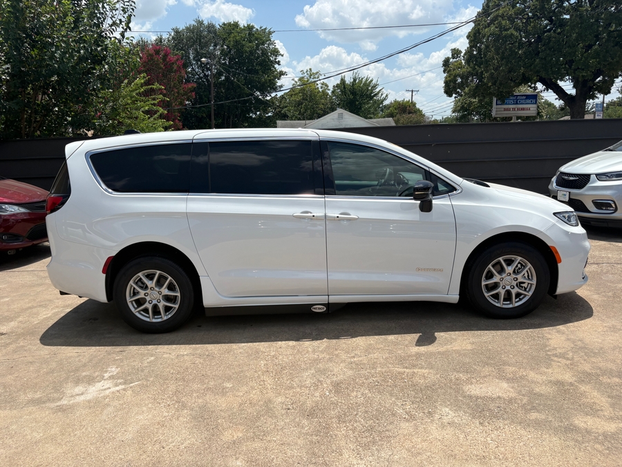 2026 Chrysler Pacifica Select - Photo 2