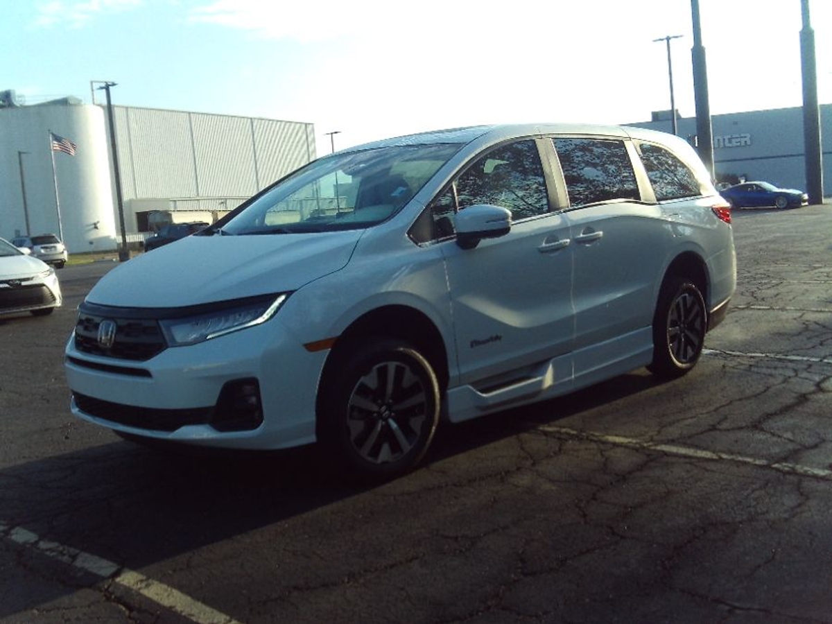 White Honda Odyssey image number 14